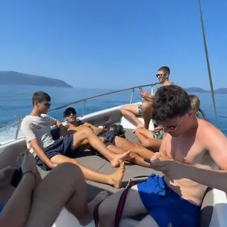Chosen Boat Trip By T فلورا